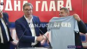 АЛЕКСАНДАР ВУЧИЋ добио дрес ФК Рудна Глава са његовим именом (ФОТО) АЛЕКСАНДАР ВУЧИЋ добио дрес ФК Рудна Глава са његовим именом (ФОТО)