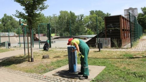 ОСВЕЖЕЊЕ ДИРЕКТНО ИЗ БУНАРА: Новосадско ЈКП Водовод и канализација поставило привремене чесме на неколико локација у граду ОСВЕЖЕЊЕ ДИРЕКТНО ИЗ БУНАРА: Новосадско ЈКП Водовод и канализација поставило привремене чесме на неколико локација у граду