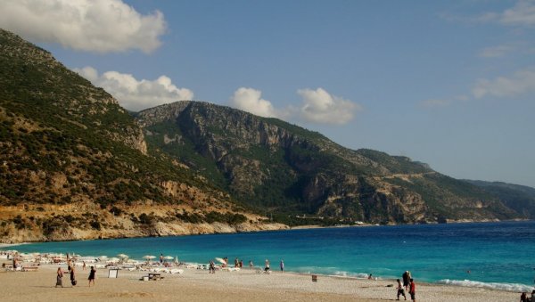 СВЕ ПЛАТИЛИ У МАРТУ, А НА КРАЈУ ОСТАЛИ БЕЗ СМЕШТАЈА: Још једна српска породица насамарена на летовању, овог пута у Турској СВЕ ПЛАТИЛИ У МАРТУ, А НА КРАЈУ ОСТАЛИ БЕЗ СМЕШТАЈА: Још једна српска породица насамарена на летовању, овог пута у Турској