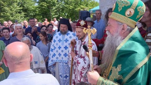 NA VIDOVDAN DA SE UZDIGNEMO: Mitopolit Joanikije i vladika Dimitrije služili liturgiju u Lazarici na Vidovom vrhu (FOTO) NA VIDOVDAN DA SE UZDIGNEMO: Mitopolit Joanikije i vladika Dimitrije služili liturgiju u Lazarici na Vidovom vrhu (FOTO)