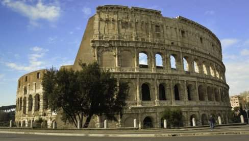NOVI SLUČAJ VANDALIZMA: Nemački student oštetio Koloseum, grebao cigle u prizemlju