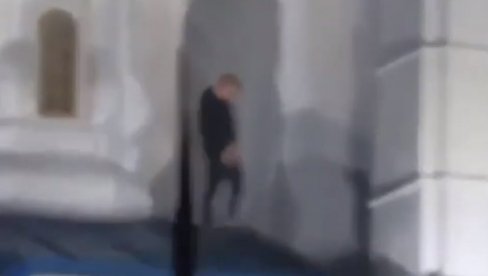 NOVI UDAR NA PRAVOSLAVNU SVETINJU: Tinejdžer se popeo na hram i izvršio malu nuždu (VIDEO) NOVI UDAR NA PRAVOSLAVNU SVETINJU: Tinejdžer se popeo na hram i izvršio malu nuždu (VIDEO)