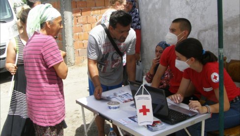 ПОМОЋ РОМСКОМ СТАНОВНИШТВУ: У Зрењанину делили хигијенске пакете и вакцинисали грађане (ФОТО) ПОМОЋ РОМСКОМ СТАНОВНИШТВУ: У Зрењанину делили хигијенске пакете и вакцинисали грађане (ФОТО)
