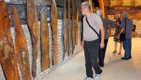ЗА УМЕТНИЧКА ДЕЛА РОНИЛАЦА ЗАСЛУЖНА И САВА: Необична изложба у Галерији Лазар Возаревић у Сремској Митровици ЗА УМЕТНИЧКА ДЕЛА РОНИЛАЦА ЗАСЛУЖНА И САВА: Необична изложба у Галерији Лазар Возаревић у Сремској Митровици