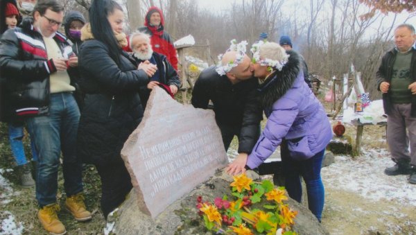 ЗАВЕТИ ПОРЕД СТЕНЕ ЉУБАВИ: Необични камен на Уметничком брду код Горњег Милановца годинама је стециште парова ЗАВЕТИ ПОРЕД СТЕНЕ ЉУБАВИ: Необични камен на Уметничком брду код Горњег Милановца годинама је стециште парова