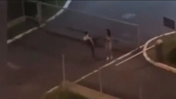 НОВИ СНИМАК НАСИЉА У БЕОГРАДУ: Мушкарац ишутирао девојку на Вождовцу - остала да лежи на земљи! (УЗНЕМИРУЈУЋИ ВИДЕО) НОВИ СНИМАК НАСИЉА У БЕОГРАДУ: Мушкарац ишутирао девојку на Вождовцу - остала да лежи на земљи! (УЗНЕМИРУЈУЋИ ВИДЕО)