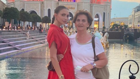 ЛАЈКОВИ СЕВАЛИ ЗА МАЈКУ СЕНИЈУ - КРАЉИЦУ: Емина Јаховић, популарна певачица, одушевила сликом на друштвеним мрежама ЛАЈКОВИ СЕВАЛИ ЗА МАЈКУ СЕНИЈУ - КРАЉИЦУ: Емина Јаховић, популарна певачица, одушевила сликом на друштвеним мрежама