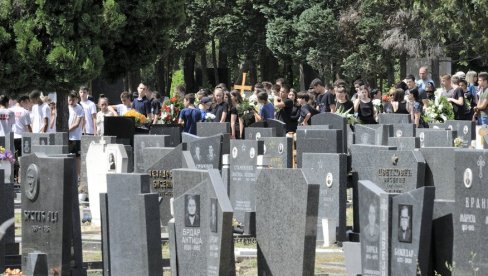 СУЗЕ ЗА МАЛИМ МАТУРАНТОМ: На Новом бежанијском гробљу сахрањен Немања Суботић, који је настрадао на базену у Кошутњаку СУЗЕ ЗА МАЛИМ МАТУРАНТОМ: На Новом бежанијском гробљу сахрањен Немања Суботић, који је настрадао на базену у Кошутњаку