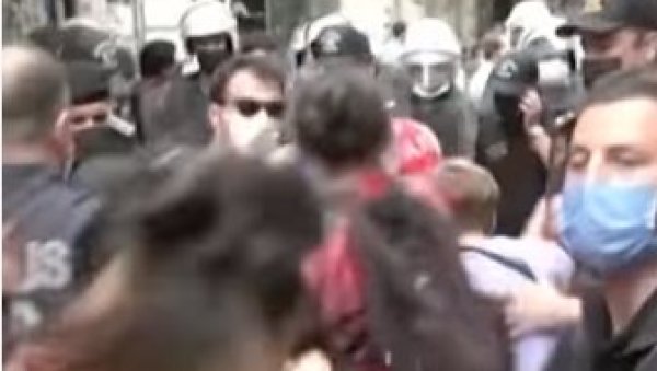 ХАОС НА ГЕЈ ПАРАДИ У ТУРСКОЈ: Полиција сузавцем растерала присутне, има приведених (ВИДЕО) ХАОС НА ГЕЈ ПАРАДИ У ТУРСКОЈ: Полиција сузавцем растерала присутне, има приведених (ВИДЕО)