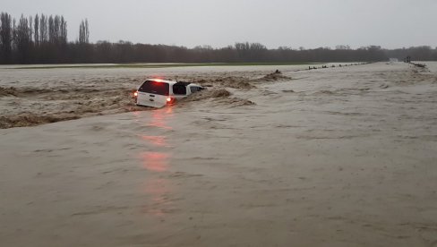 OBILNE PADAVINE I NEVREME NA KiM: Najteža situacija u Gnjilanu, ulice preplavljene vodom, evakuisana jedna porodica OBILNE PADAVINE I NEVREME NA KiM: Najteža situacija u Gnjilanu, ulice preplavljene vodom, evakuisana jedna porodica
