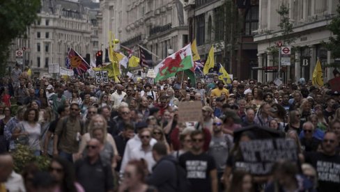 VELIKI PROTESTI U LONDONU: LJudi izrazili nezadovoljstvo politikom konzervativaca - DŽonson mora da prekine sa kršenjem pravila VELIKI PROTESTI U LONDONU: LJudi izrazili nezadovoljstvo politikom konzervativaca - DŽonson mora da prekine sa kršenjem pravila