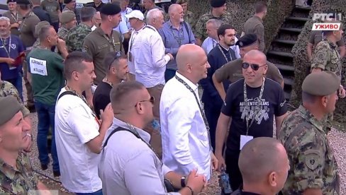 ХВАЛА ВАМ ЈУНАЦИ ЗА ВАШЕ ВЕЛИКО СРЦЕ! Дирљив моменат на Пештеру - Вучић се обратио јунацима са Кошара ХВАЛА ВАМ ЈУНАЦИ ЗА ВАШЕ ВЕЛИКО СРЦЕ! Дирљив моменат на Пештеру - Вучић се обратио јунацима са Кошара