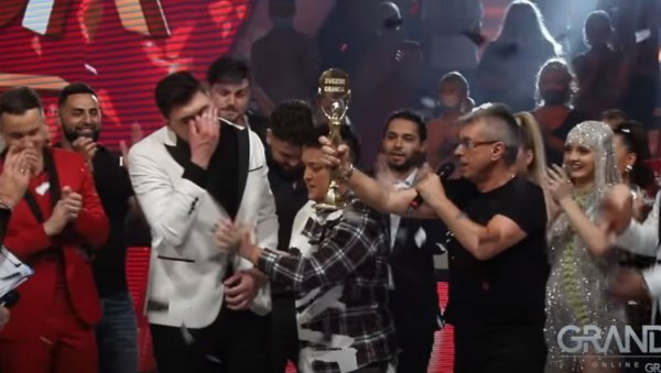МАХИР ЈЕ ПОБЕДУ ПОСВЕТИО МАЈЦИ: Након што је узео пехар, само кратко поручио - Волим те (ВИДЕО) МАХИР ЈЕ ПОБЕДУ ПОСВЕТИО МАЈЦИ: Након што је узео пехар, само кратко поручио - Волим те (ВИДЕО)