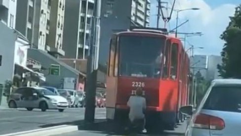 OVO SE NE VIĐA SVAKI DAN: Neverovatan prizor u Beogradu - zakačio se za tramvaj u pokretu (VIDEO) OVO SE NE VIĐA SVAKI DAN: Neverovatan prizor u Beogradu - zakačio se za tramvaj u pokretu (VIDEO)