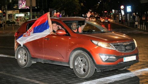 СЛАВЉЕ НА УЛИЦАМА БЕОГРАДА: Аутомобили окићени српским заставама због маестралне победе српских кошаркашица (ФОТО/ВИДЕО) СЛАВЉЕ НА УЛИЦАМА БЕОГРАДА: Аутомобили окићени српским заставама због маестралне победе српских кошаркашица (ФОТО/ВИДЕО)