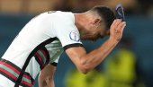 RONALDO POKAZAO FRUSTRACIJU KAO U BEOGRADU: Kristijano šutnuo kapitensku traku (VIDEO) RONALDO POKAZAO FRUSTRACIJU KAO U BEOGRADU: Kristijano šutnuo kapitensku traku (VIDEO)