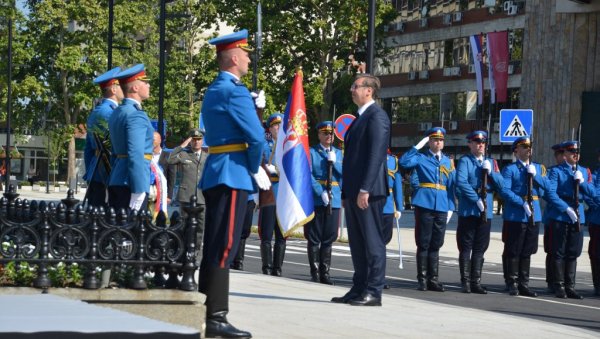 ВУЧИЋ ПОЛОЖИО ВЕНАЦ НА СПОМЕНИК КОСОВСКИМ ЈУНАЦИМА: Српски дух је непокоран и непоколебљив и никада није устукнуо пред освајачима (ФОТО) ВУЧИЋ ПОЛОЖИО ВЕНАЦ НА СПОМЕНИК КОСОВСКИМ ЈУНАЦИМА: Српски дух је непокоран и непоколебљив и никада није устукнуо пред освајачима (ФОТО)