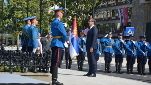ВУЧИЋ ПОЛОЖИО ВЕНАЦ НА СПОМЕНИК КОСОВСКИМ ЈУНАЦИМА: Српски дух је непокоран и непоколебљив и никада није устукнуо пред освајачима (ФОТО) ВУЧИЋ ПОЛОЖИО ВЕНАЦ НА СПОМЕНИК КОСОВСКИМ ЈУНАЦИМА: Српски дух је непокоран и непоколебљив и никада није устукнуо пред освајачима (ФОТО)