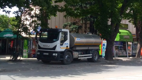 ЦИСТЕРНА УМЕСТО ЧЕСМИ: Спас на врућини у Пожаревцу ЦИСТЕРНА УМЕСТО ЧЕСМИ: Спас на врућини у Пожаревцу