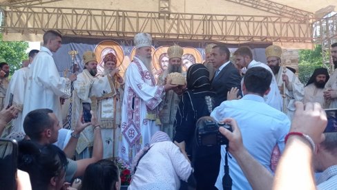 ПАТРИЈАРХ ПОРФИРИЈЕ У ГРАЧАНИЦИ: Када нам кажу одреците се Космета, па да ли би сте ви дозволили да вам ишчупају срце? (ФОТО) ПАТРИЈАРХ ПОРФИРИЈЕ У ГРАЧАНИЦИ: Када нам кажу одреците се Космета, па да ли би сте ви дозволили да вам ишчупају срце? (ФОТО)