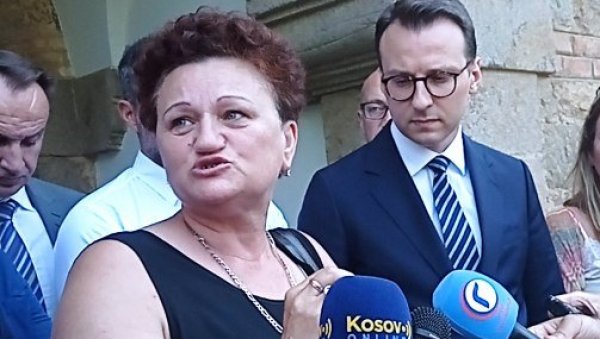 КАМЕНУЈУ МЕ И ЛЕПЕ СЛИКЕ ЗАКЛАНИХ ЖЕНА НА УЛАЗУ: Петковић обишао Драгицу Гашић - прву Српкињу повратницу у Ђаковици (ФОТО) КАМЕНУЈУ МЕ И ЛЕПЕ СЛИКЕ ЗАКЛАНИХ ЖЕНА НА УЛАЗУ: Петковић обишао Драгицу Гашић - прву Српкињу повратницу у Ђаковици (ФОТО)