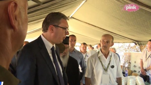 ВУЧИЋ У КРАГУЈЕВЦУ НА ПРИКАЗУ НАОРУЖАЊА: Ово припада нашем народу (ФОТО) ВУЧИЋ У КРАГУЈЕВЦУ НА ПРИКАЗУ НАОРУЖАЊА: Ово припада нашем народу (ФОТО)