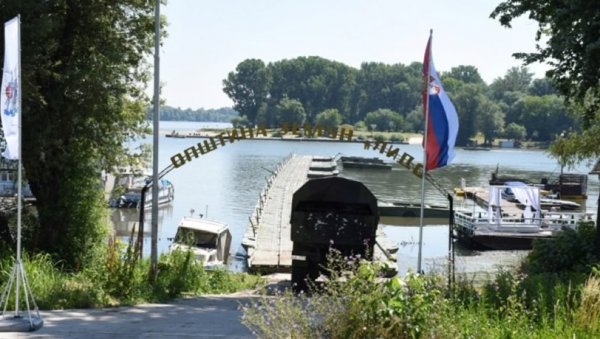КУПАЊЕ НА ЗЕМУНСКОМ МОРУ ОД ПЕТКА: Војска Србије поставила понтонски мост до плаже Лидо КУПАЊЕ НА ЗЕМУНСКОМ МОРУ ОД ПЕТКА: Војска Србије поставила понтонски мост до плаже Лидо