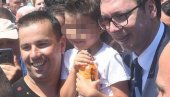 ВУЧИЋ ОБЈАВИО ФОТОГРАФИЈУ ИЗ КРАГУЈЕВЦА: Хвала грађанима на дивном одзиву! ВУЧИЋ ОБЈАВИО ФОТОГРАФИЈУ ИЗ КРАГУЈЕВЦА: Хвала грађанима на дивном одзиву!