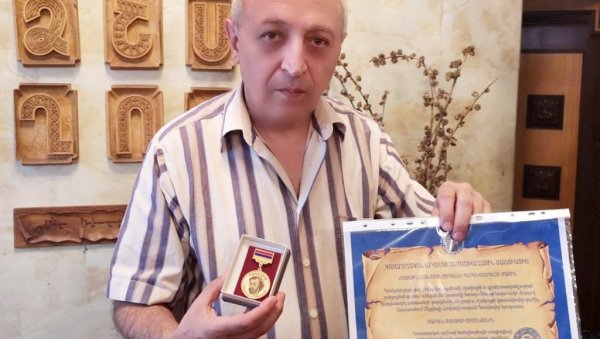 ЗЛАТНА МЕДАЉА САЈАТ НОВА БАБКЕНУ СИМОЊАНУ: Светска асоцијација за извођачку делатност доделила признање ЗЛАТНА МЕДАЉА САЈАТ НОВА БАБКЕНУ СИМОЊАНУ: Светска асоцијација за извођачку делатност доделила признање