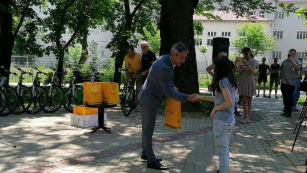 ЂАЦИМА ГЕНЕРАЦИЈЕ БИЦИКЛ И КЊИГЕ: Поводом Видовдана у Градском парку у Врању је организована свечаност за најбоље ученике ЂАЦИМА ГЕНЕРАЦИЈЕ БИЦИКЛ И КЊИГЕ: Поводом Видовдана у Градском парку у Врању је организована свечаност за најбоље ученике