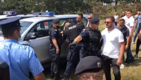 НАСИЉЕ НАД СРБИМА КОЈИ СУ КРЕНУЛИ НА ГАЗИМЕСТАН: Претресана и монахиња, специјалци привели и младића који је покушао да је одбрани (ВИДЕО) НАСИЉЕ НАД СРБИМА КОЈИ СУ КРЕНУЛИ НА ГАЗИМЕСТАН: Претресана и монахиња, специјалци привели и младића који је покушао да је одбрани (ВИДЕО)
