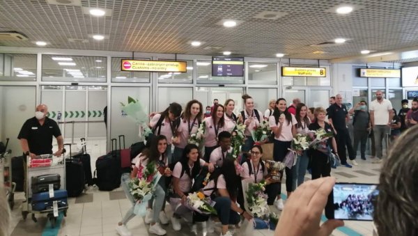 ВЛАДА СРБИЈЕ НАГРАЂУЈЕ ЕВРОПСКЕ ШАМПИОНКЕ: Кошаркашицама и Марини Маљковић по 20.000 евра ВЛАДА СРБИЈЕ НАГРАЂУЈЕ ЕВРОПСКЕ ШАМПИОНКЕ: Кошаркашицама и Марини Маљковић по 20.000 евра