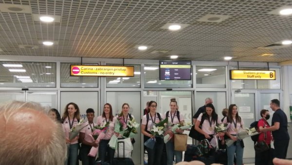 ЗЛАТНЕ ЛАВИЦЕ СТИГЛЕ У БЕОГРАД: Пријем код Вучића у 19, па дочек испред Скупштине у 20 часова (ФОТО/ВИДЕО) ЗЛАТНЕ ЛАВИЦЕ СТИГЛЕ У БЕОГРАД: Пријем код Вучића у 19, па дочек испред Скупштине у 20 часова (ФОТО/ВИДЕО)