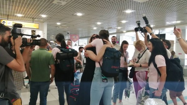 ДИРЉИВ СУСРЕТ МАЈКЕ И КЋЕРКЕ: Тина Крајишник у загрљају родитеља (ФОТО/ВИДЕО) ДИРЉИВ СУСРЕТ МАЈКЕ И КЋЕРКЕ: Тина Крајишник у загрљају родитеља (ФОТО/ВИДЕО)