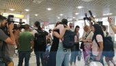 ДИРЉИВ СУСРЕТ МАЈКЕ И КЋЕРКЕ: Тина Крајишник у загрљају родитеља (ФОТО/ВИДЕО) ДИРЉИВ СУСРЕТ МАЈКЕ И КЋЕРКЕ: Тина Крајишник у загрљају родитеља (ФОТО/ВИДЕО)