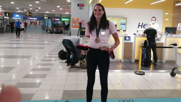 НАЈБОЉА, А НАША: Соња Васић показала МВП награду НАЈБОЉА, А НАША: Соња Васић показала МВП награду