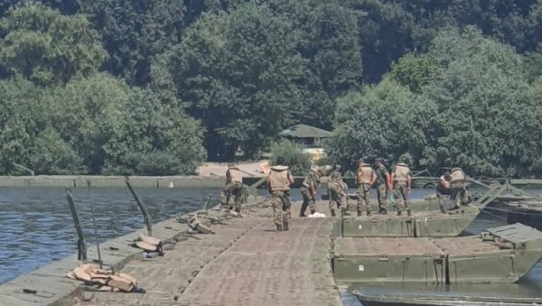 ЛИДО СПРЕМАН ЗА ПОСЕТИОЦЕ: Припадници Војске Србије поставили понтонски мост преко Дунава, до Великог ратног острва ЛИДО СПРЕМАН ЗА ПОСЕТИОЦЕ: Припадници Војске Србије поставили понтонски мост преко Дунава, до Великог ратног острва