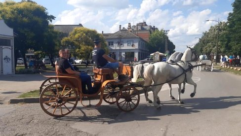 У КОВИНУ ЗАВРШЕН ЈУБИЛАРНИ СТАРИ ЛАЛА: Деца играла заборављене игре, фијакери штрапали главним улицама У КОВИНУ ЗАВРШЕН ЈУБИЛАРНИ СТАРИ ЛАЛА: Деца играла заборављене игре, фијакери штрапали главним улицама