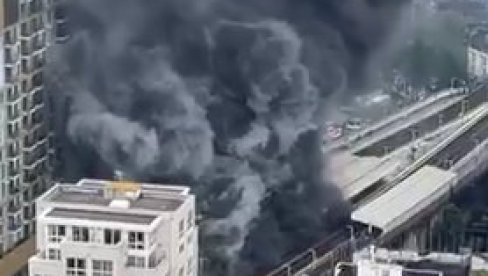 VELIKI POŽAR U LONDONU: Gust crni dim se nadvija nad stanicom metroa (VIDEO) VELIKI POŽAR U LONDONU: Gust crni dim se nadvija nad stanicom metroa (VIDEO)