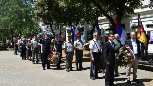 VIDOVDAN OBELEŽEN I U KIKINDI: Srpski ratni veterani položili vence na spomenik Tuga (FOTO) VIDOVDAN OBELEŽEN I U KIKINDI: Srpski ratni veterani položili vence na spomenik Tuga (FOTO)