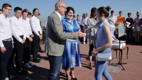 НАЈБОЉИМ НОВОСАДСКИМ ЂАЦИМА УРУЧЕНЕ ВИДОВДАНСКЕ НАГРАДЕ: Постигнути резултати, на понос града НАЈБОЉИМ НОВОСАДСКИМ ЂАЦИМА УРУЧЕНЕ ВИДОВДАНСКЕ НАГРАДЕ: Постигнути резултати, на понос града