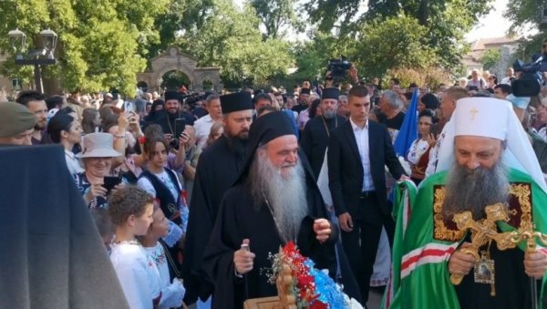 ПАТРИЈАРХ СТИГАО У КРУШЕВАЦ: Порфирија дочекао велики број грађана испред цркве Лазарице (ВИДЕО) ПАТРИЈАРХ СТИГАО У КРУШЕВАЦ: Порфирија дочекао велики број грађана испред цркве Лазарице (ВИДЕО)