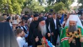 ПАТРИЈАРХ СТИГАО У КРУШЕВАЦ: Порфирија дочекао велики број грађана испред цркве Лазарице (ВИДЕО)
