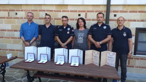 KOSOVSKE SPOMENICE HEROJIMA: U Manastiru Bukovo uručene vidovdanske počasti porodicama poginulih i ranjenim policajcima (FOTO) KOSOVSKE SPOMENICE HEROJIMA: U Manastiru Bukovo uručene vidovdanske počasti porodicama poginulih i ranjenim policajcima (FOTO)