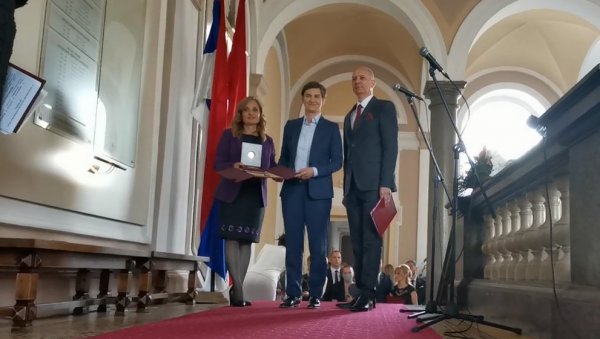 ПРЕМИЈЕРКИ УРУЧЕНА ВИДОВДАНСКА НАГРАДА: Брнабић награђена за доследно, часно и одговорно обављање државних послова (ФОТО/ВИДЕО) ПРЕМИЈЕРКИ УРУЧЕНА ВИДОВДАНСКА НАГРАДА: Брнабић награђена за доследно, часно и одговорно обављање државних послова (ФОТО/ВИДЕО)