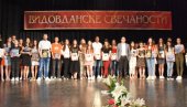 SVEČANA AKADEMIJA U ĆUPRIJI: Najboljim đacima povodom Vidovdana uručene knjige (FOTO) SVEČANA AKADEMIJA U ĆUPRIJI: Najboljim đacima povodom Vidovdana uručene knjige (FOTO)