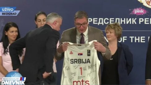 ДРЕС СА БРОЈЕМ 1 ЗА ВУЧИЋА: Златне кошаркашице уручиле поклон председнику Србије (ФОТО) ДРЕС СА БРОЈЕМ 1 ЗА ВУЧИЋА: Златне кошаркашице уручиле поклон председнику Србије (ФОТО)