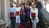 АНИ БРНАБИЋ УРУЧЕНА ВИДОВДАНСКА НАГРАДА: Будућност се стиче напорним и преданим радом АНИ БРНАБИЋ УРУЧЕНА ВИДОВДАНСКА НАГРАДА: Будућност се стиче напорним и преданим радом