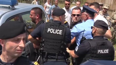 ХТЕО ДА СПРЕЧИ ХАПШЕЊЕ НА ГАЗИМЕСТАНУ: Покренута истрага против припадника полиције тзв. Косова, суспендовани је Србин ХТЕО ДА СПРЕЧИ ХАПШЕЊЕ НА ГАЗИМЕСТАНУ: Покренута истрага против припадника полиције тзв. Косова, суспендовани је Србин
