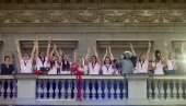 ДОЧЕКАНЕ ЗЛАТНЕ КОШАРКАШИЦЕ: Наше Видовданске шампионке поздравило више хиљада људи (ФОТО/ВИДЕО) ДОЧЕКАНЕ ЗЛАТНЕ КОШАРКАШИЦЕ: Наше Видовданске шампионке поздравило више хиљада људи (ФОТО/ВИДЕО)